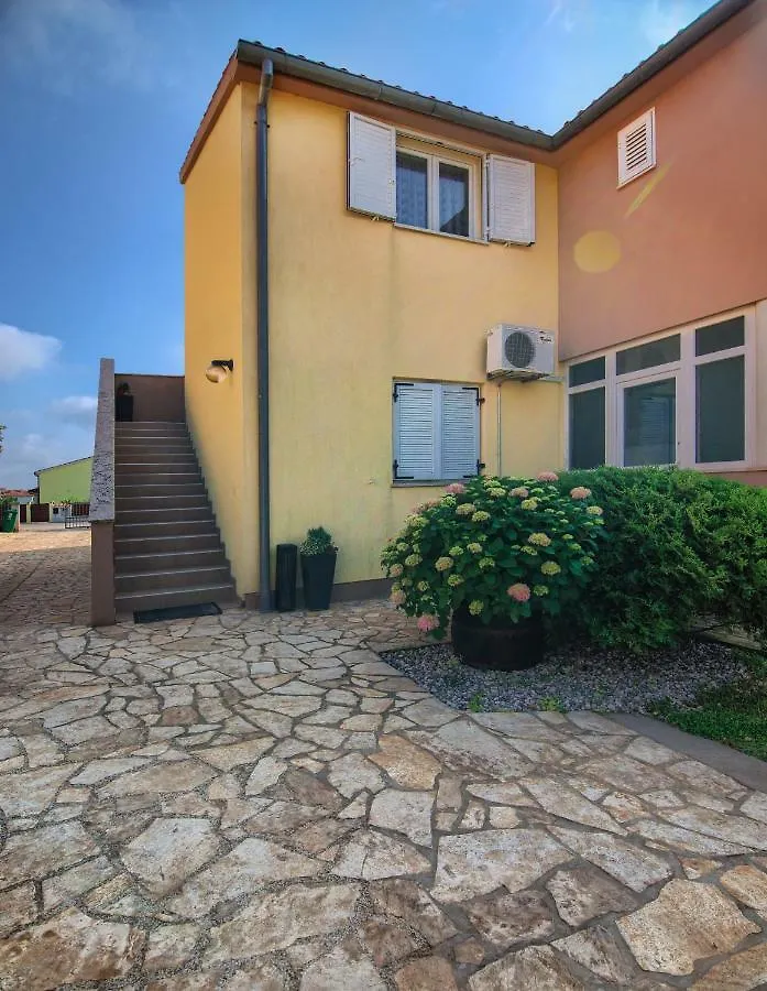 Apartment Mladenka 0*, Pula Croatia