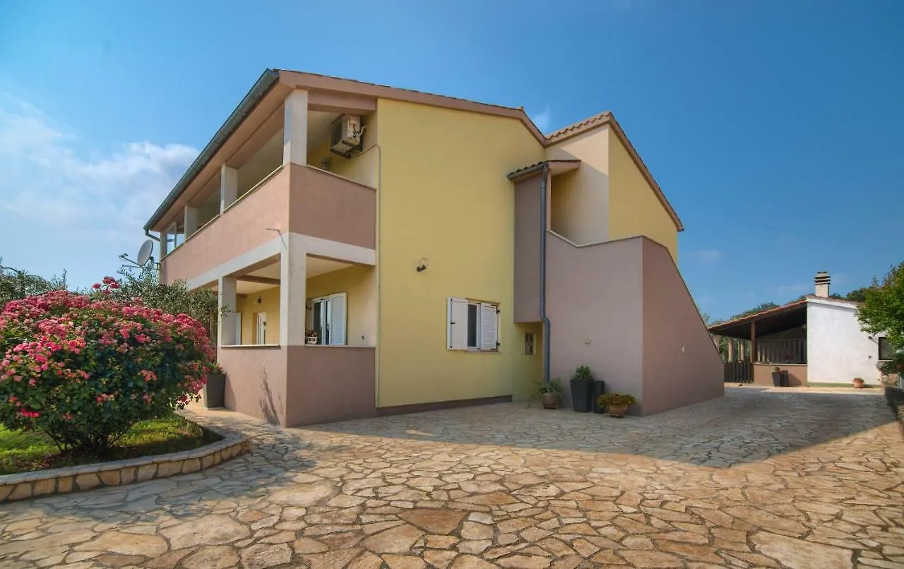 Apartment Mladenka  Pula